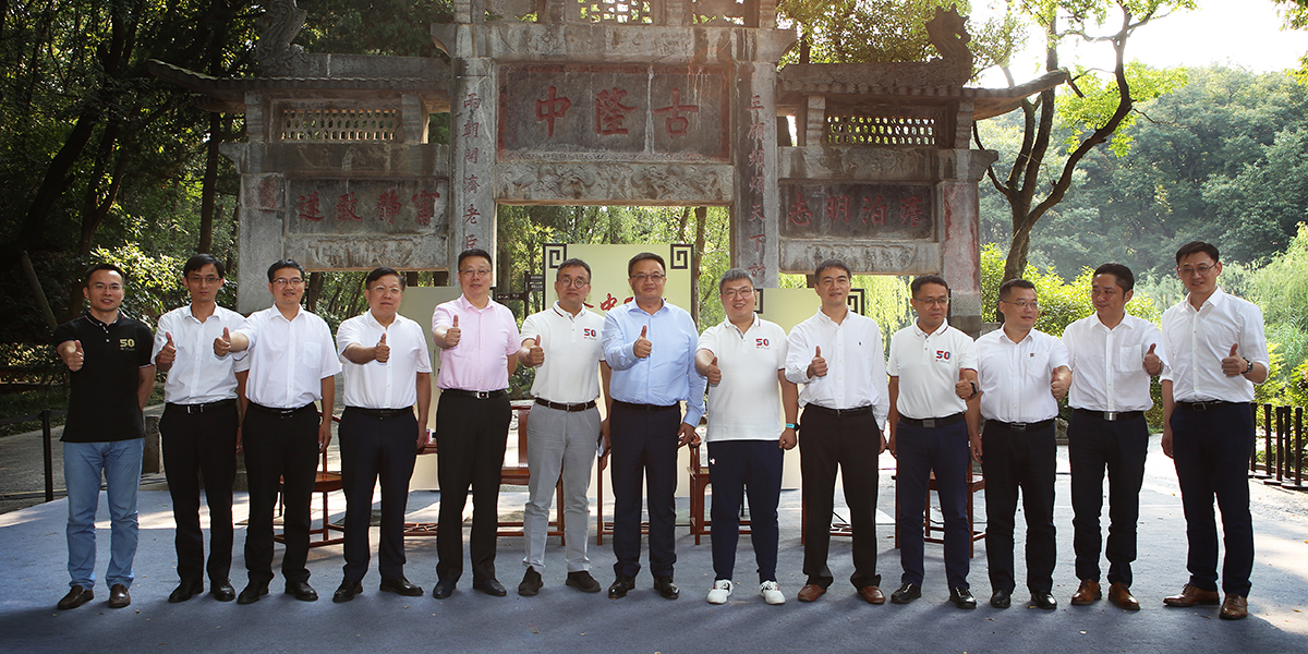 隆中(zhong)talk嘉賓郃(he)影